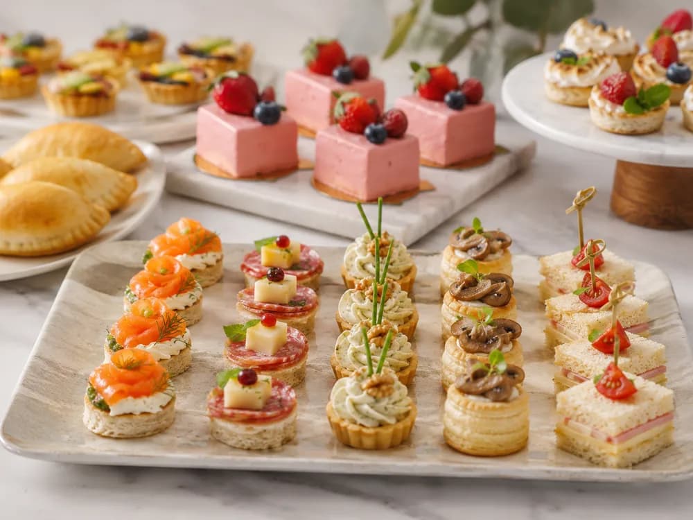 Coctelería DeliDanis para eventos: mini sandwich y bocados